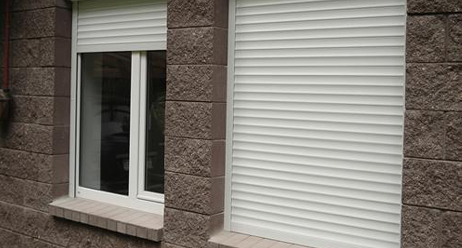 Рольставни на окнах.